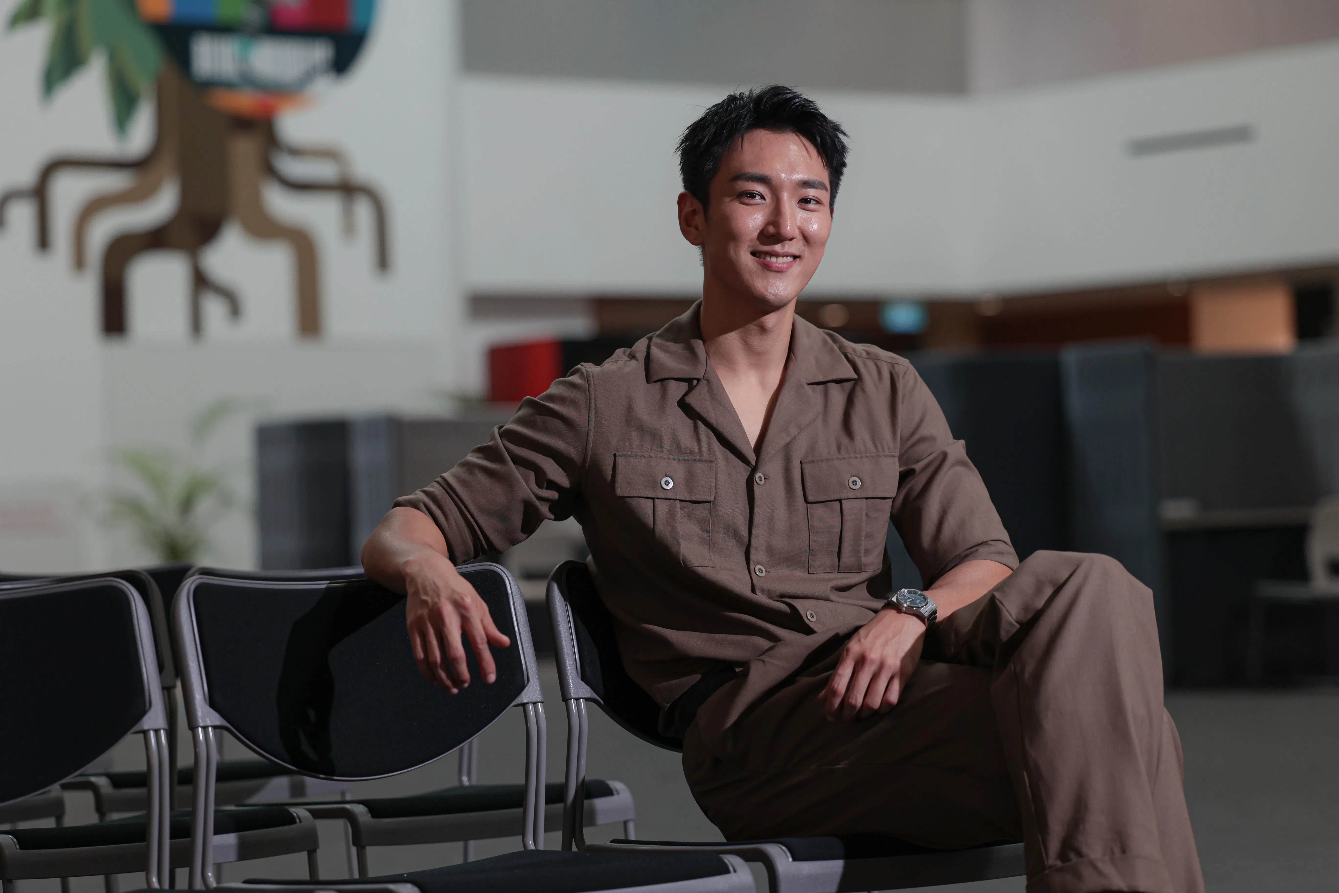 翟思铭在剧中扮演刘怡伶的弟弟“宋冬伟”，是个患有银屑病（俗称牛皮癣）的角色。（李冠卫摄）