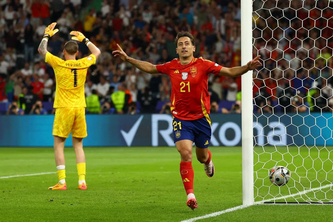 奥亚萨瓦尔（右）攻进绝杀球，助斗牛士锁定胜局。（路透社）