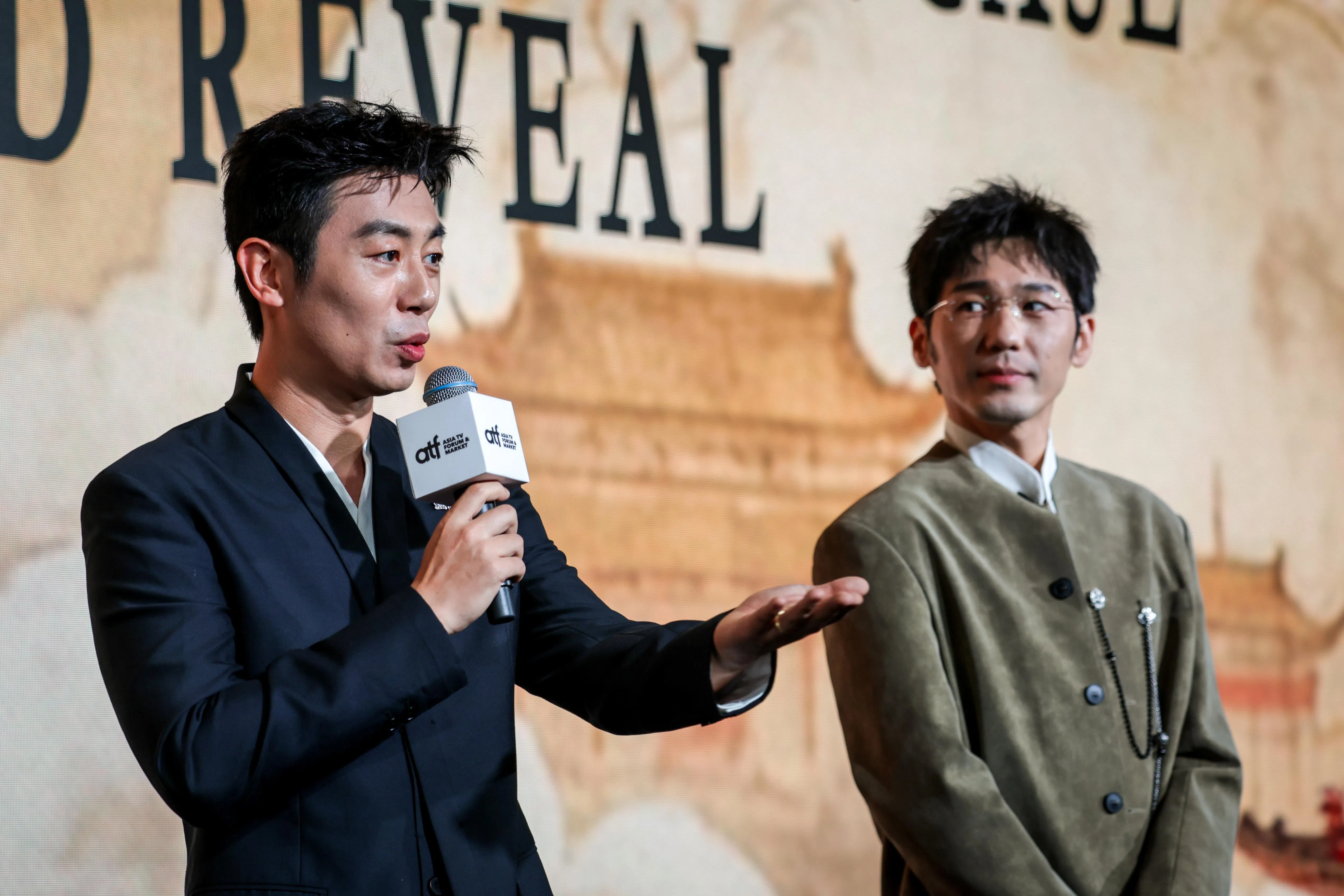 朱亚文（左）说，之前都是以游客身份来新加坡，这次带着新作而来，心情有些激动。（叶振忠摄）