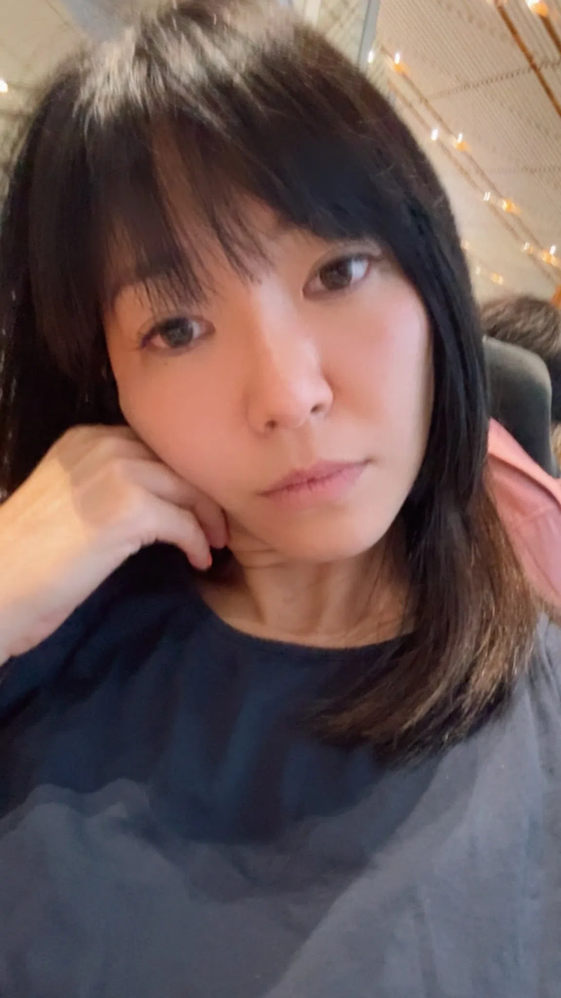 超过24小时没有行李，没有衣服可更换，洪玉桔一脸无奈。（受访者提供）