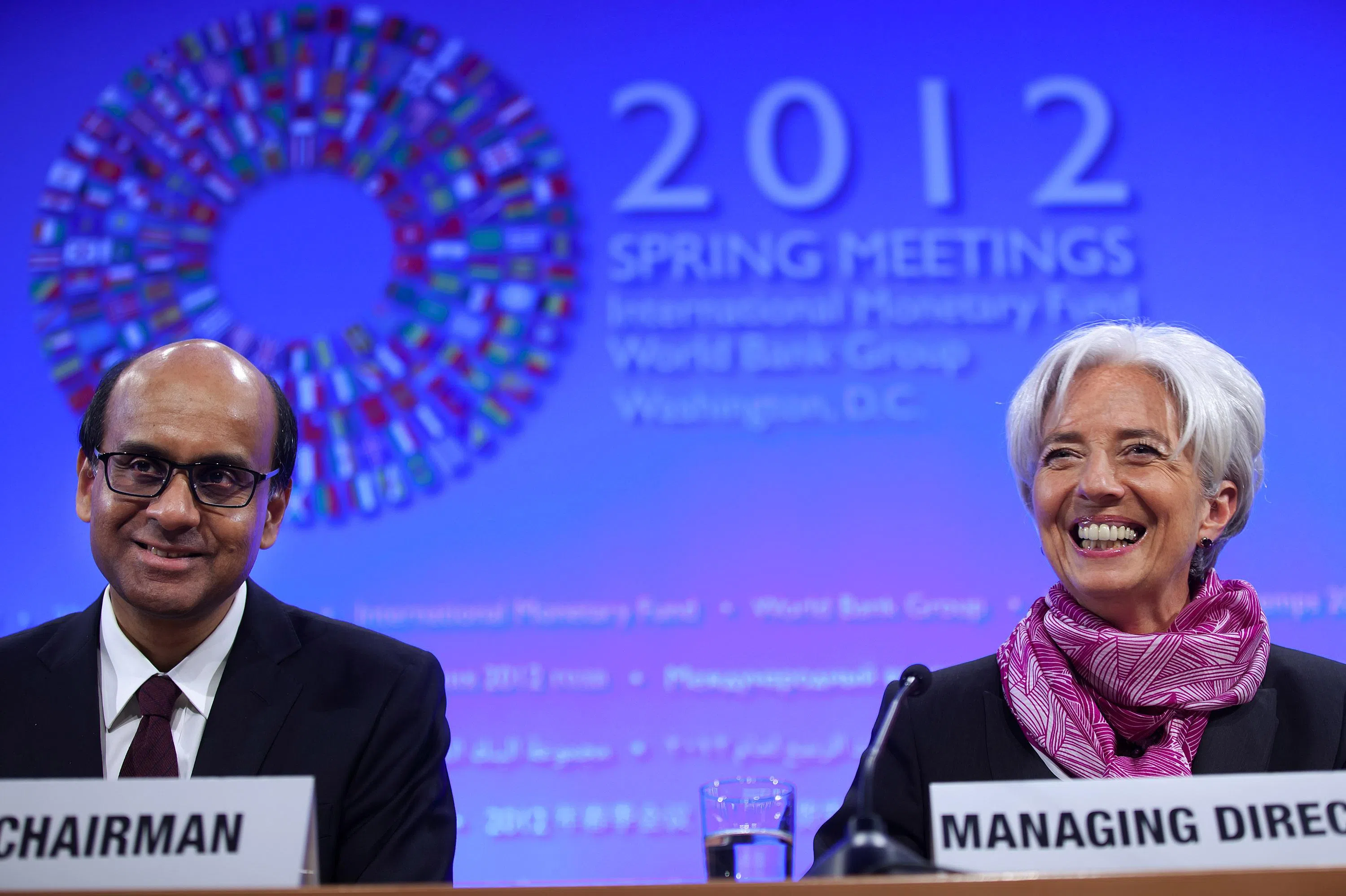 尚达曼（左）在国际上享有威望，是首位受委出任国际货币组织国际货币与金融委员会主席的亚洲人。图为他2012年同国际货币基金总裁拉加德一起主持记者会。（档案照片）