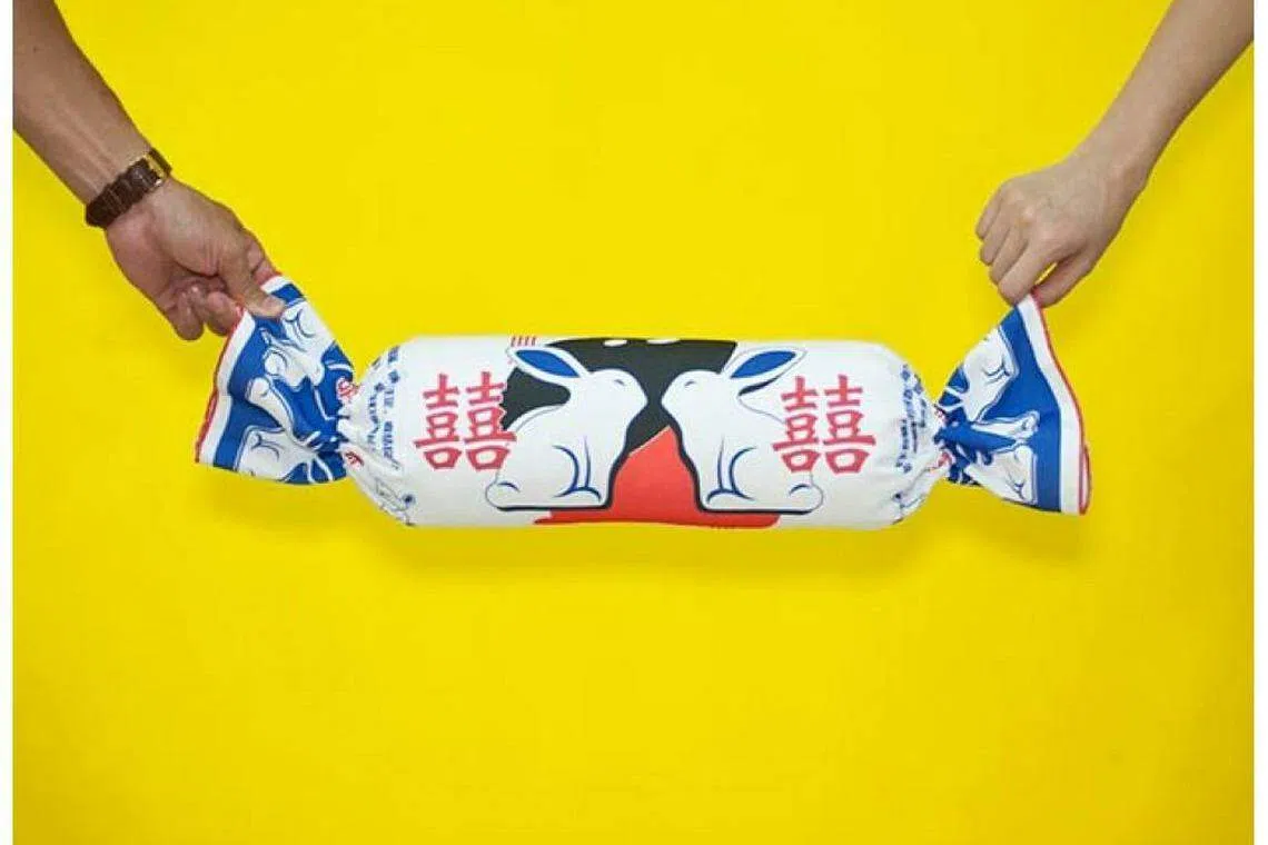 Joy Troopers设计的大白兔奶糖造型抱枕，灵感来自大白兔奶糖。（取自etchandbolts.com）