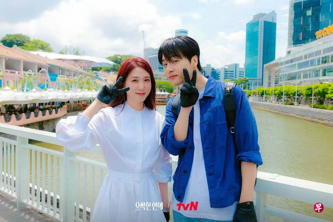 韩星朴恩斌（左）和梁世宗今年4月来新加坡拍摄。 （取自tvN Drama脸书）