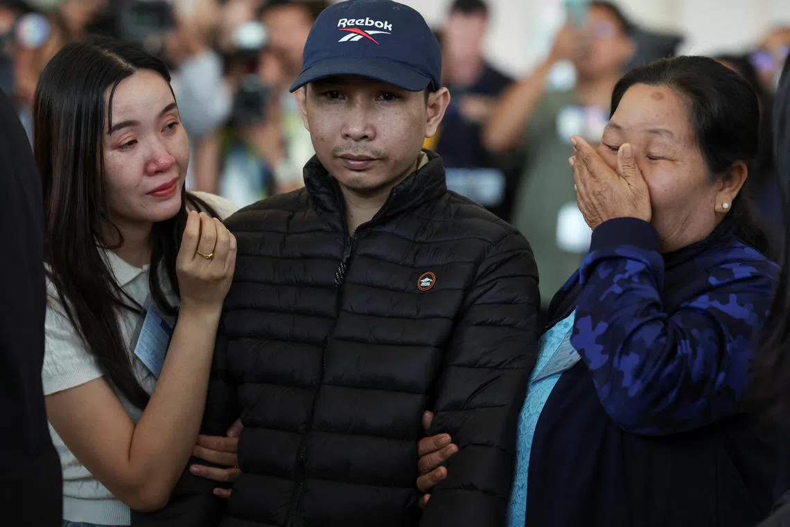 萨提安（Sathian Suwannakham）的家人紧紧握住他的手臂，泪流满面。（路透社）