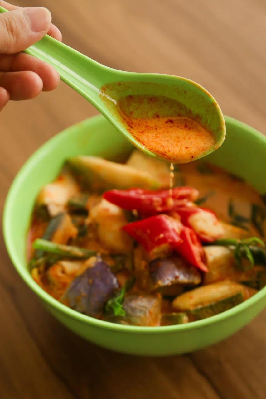 一碗热腾腾的叻沙汤酿豆腐，最适合雨天享用，暖胃又暖心。（刘欣怡摄）