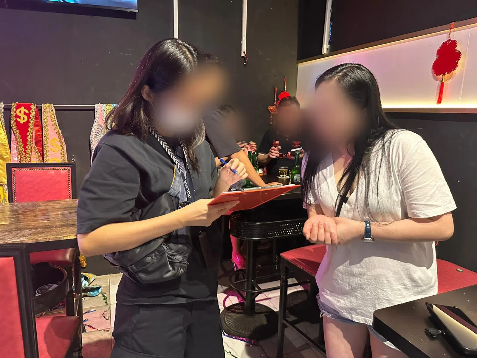 执法人员在公共娱乐场所展开稽查行动。（新加坡警察部队提供）