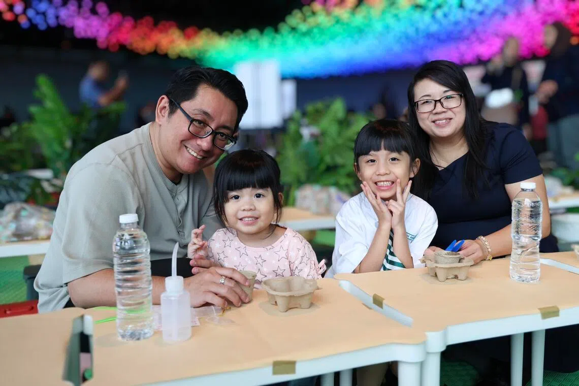 家长凡妮莎（右一）说，通过幼儿培育辅助计划，她在育儿过程中更具信心，也能为孩子营造更好的成长环境。（郑一鸣摄）