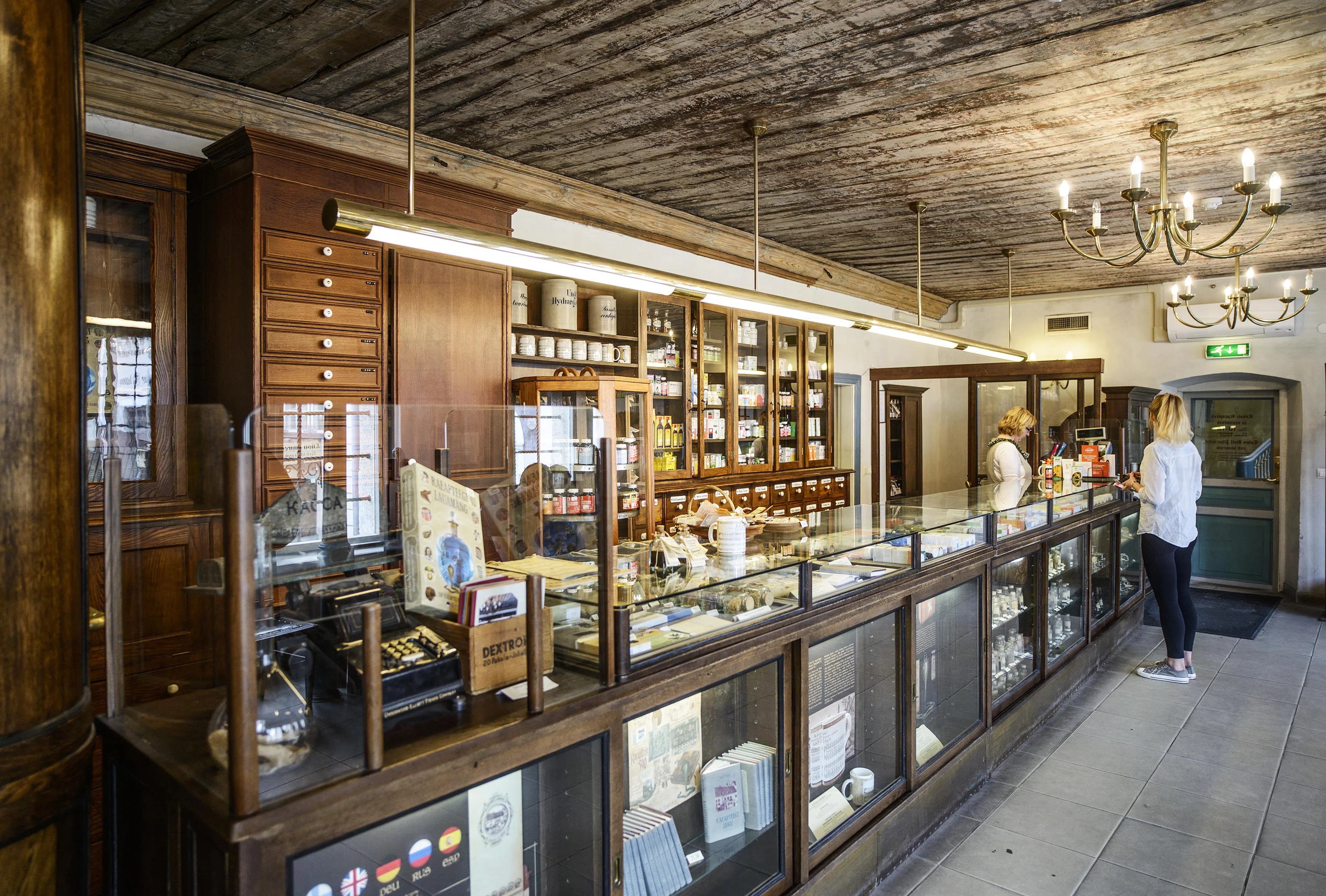 药房目前是一个博物馆，摆放许多以前的药、容器和药膏。（蓝天游摄）