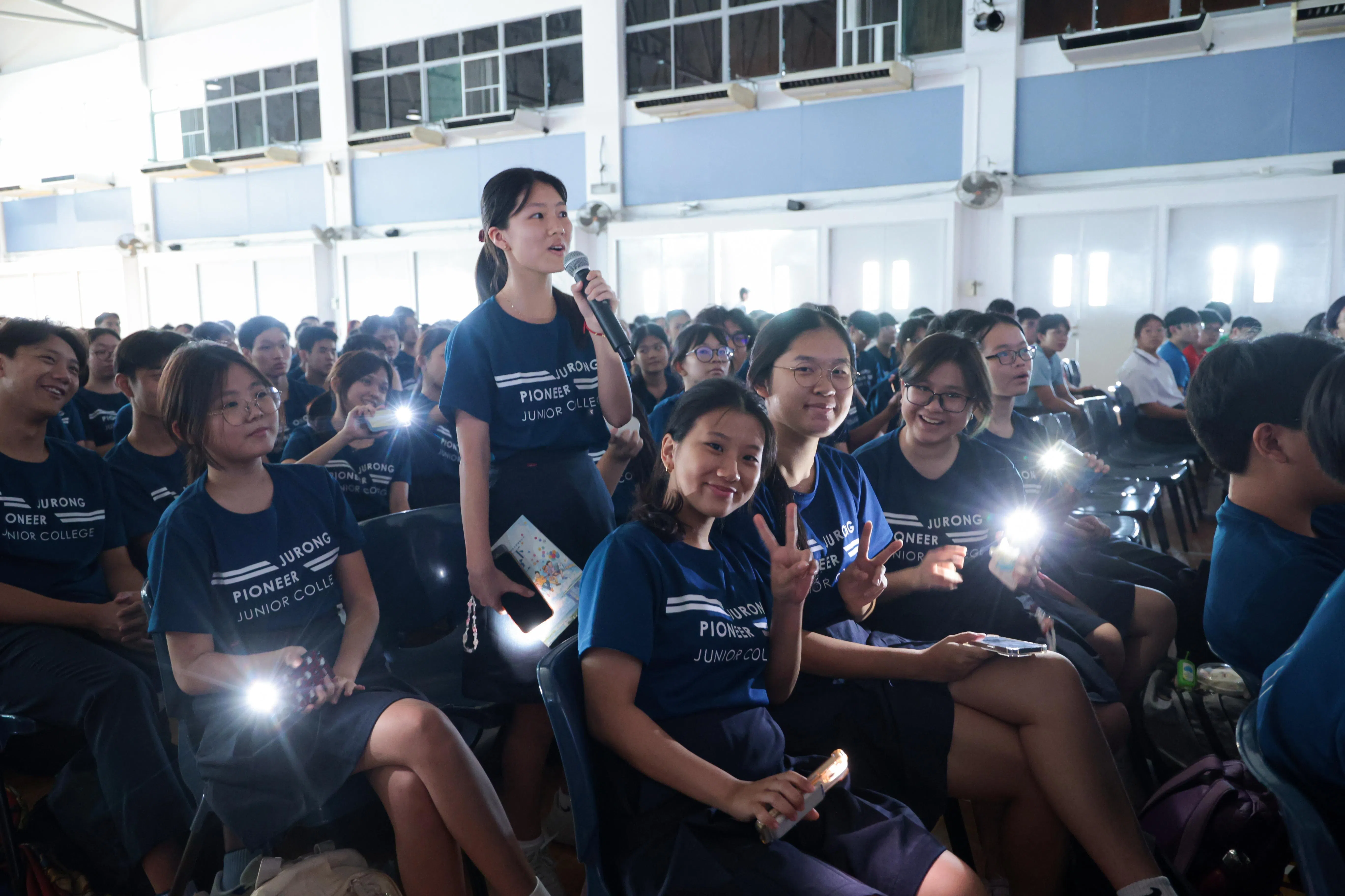 郑钰汧（站立者）在互动环节被选中，与老师合唱《城里的月光》。（李冠卫摄）
