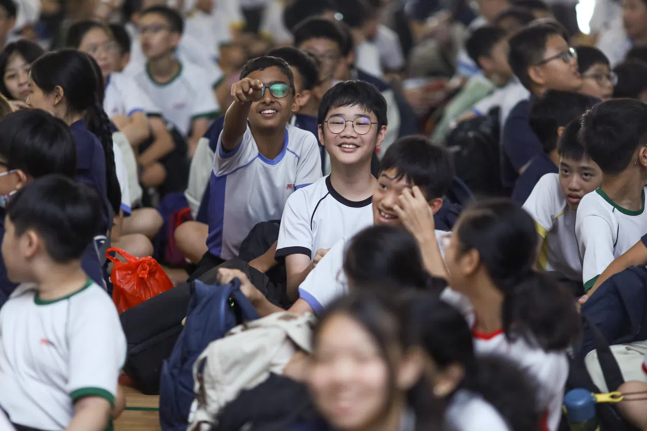 新科技中学学生沉浸在精彩演出中。 （刘欣怡摄）