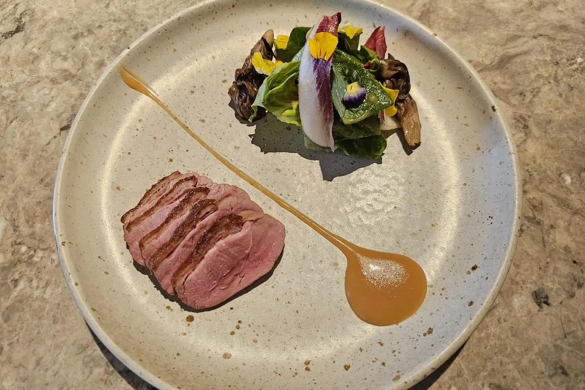 烟熏鸭颜色呈匀称粉红色，肉质软嫩，味噌醋汁提升美味。（黄亿敏摄）