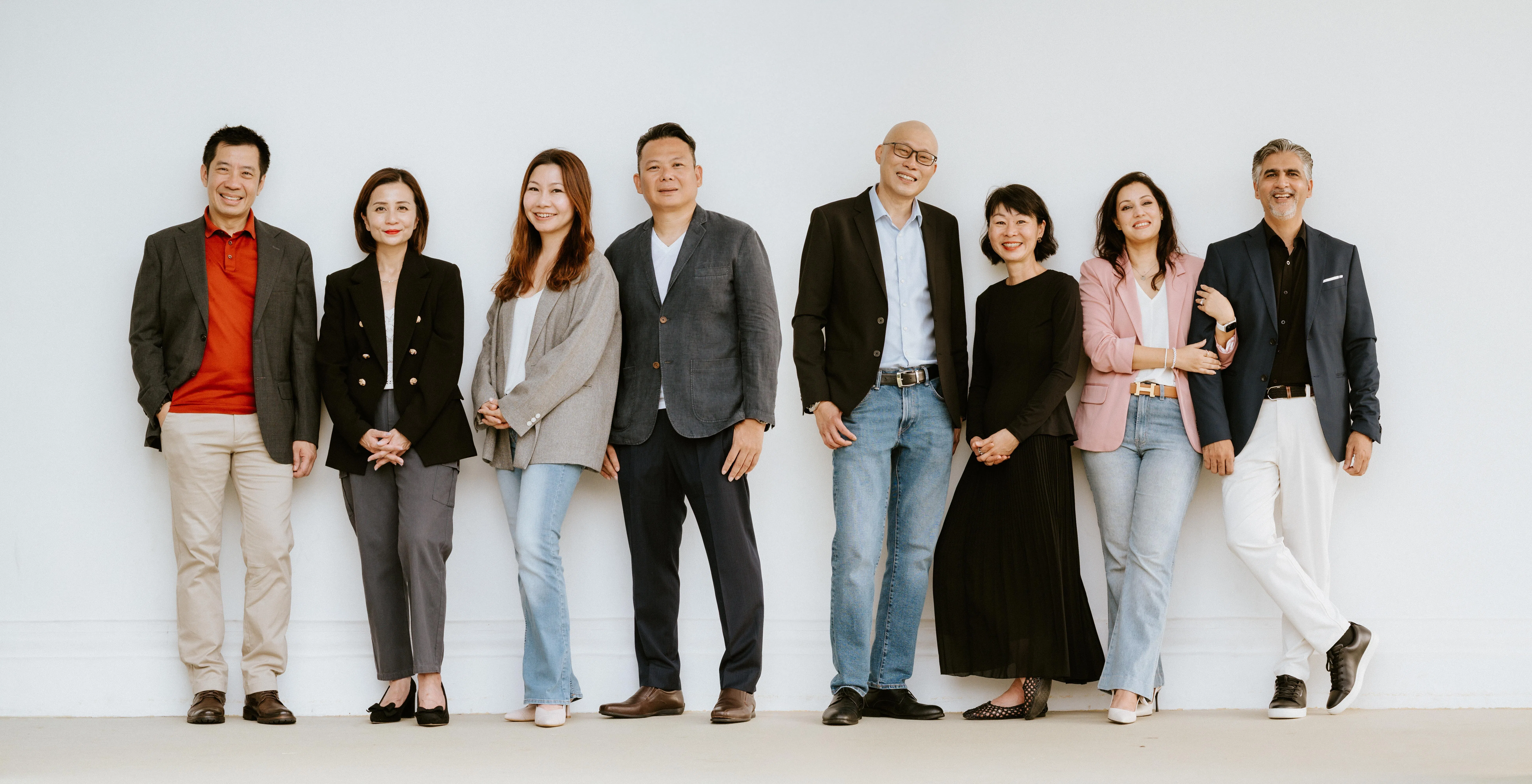 对因DIPG痛失孩子的四个家庭来说，只要能将更多DIPG治疗方案和研究成果带到新加坡，治愈DIPG的宏大目标就变得指日可待。图中左边两对及右边第一对夫妇是联合创立DIPG Alliance基金会的吕德利和翁玲达、蔡伟玲和周映彬、米拉（Myra A Hussain）和赛义德（Syed H Tirmizi），他们连同右边第二对的何得民和辜晓菁是董事会成员。（DIPG Alliance提供）