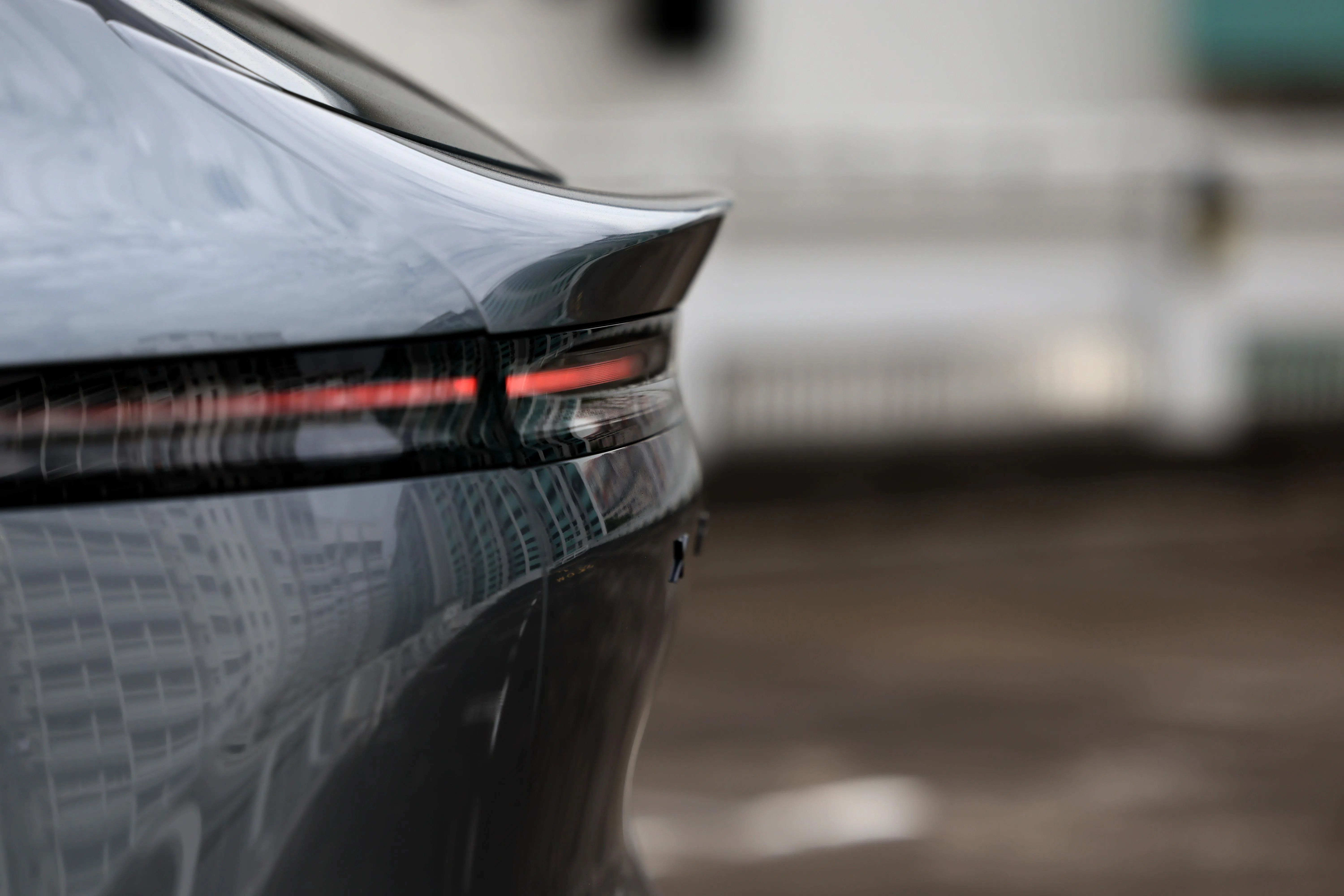 尾门新增扰流设计，打破原本圆润的造型线条。（龙国雄摄）