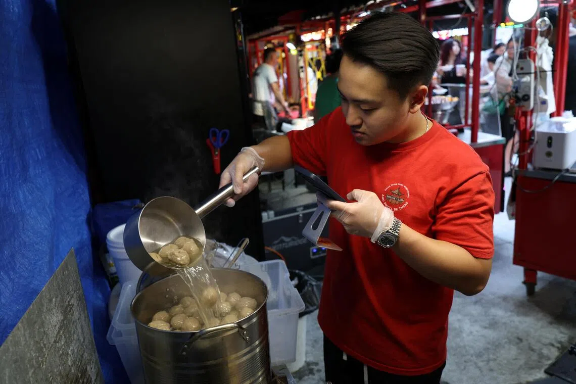 15岁网红赫里克斯林在他经营的悉尼西区小吃摊进行拍摄。（路透社）