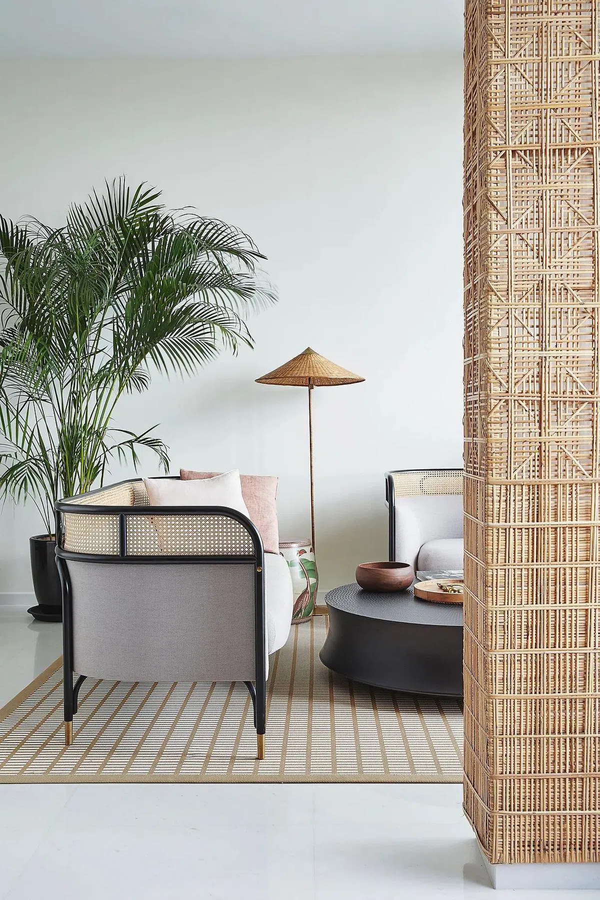 用餐区和客厅之间有藤编的隔墙，即连沙发也是藤的材质。（Atelier Here提供图片）