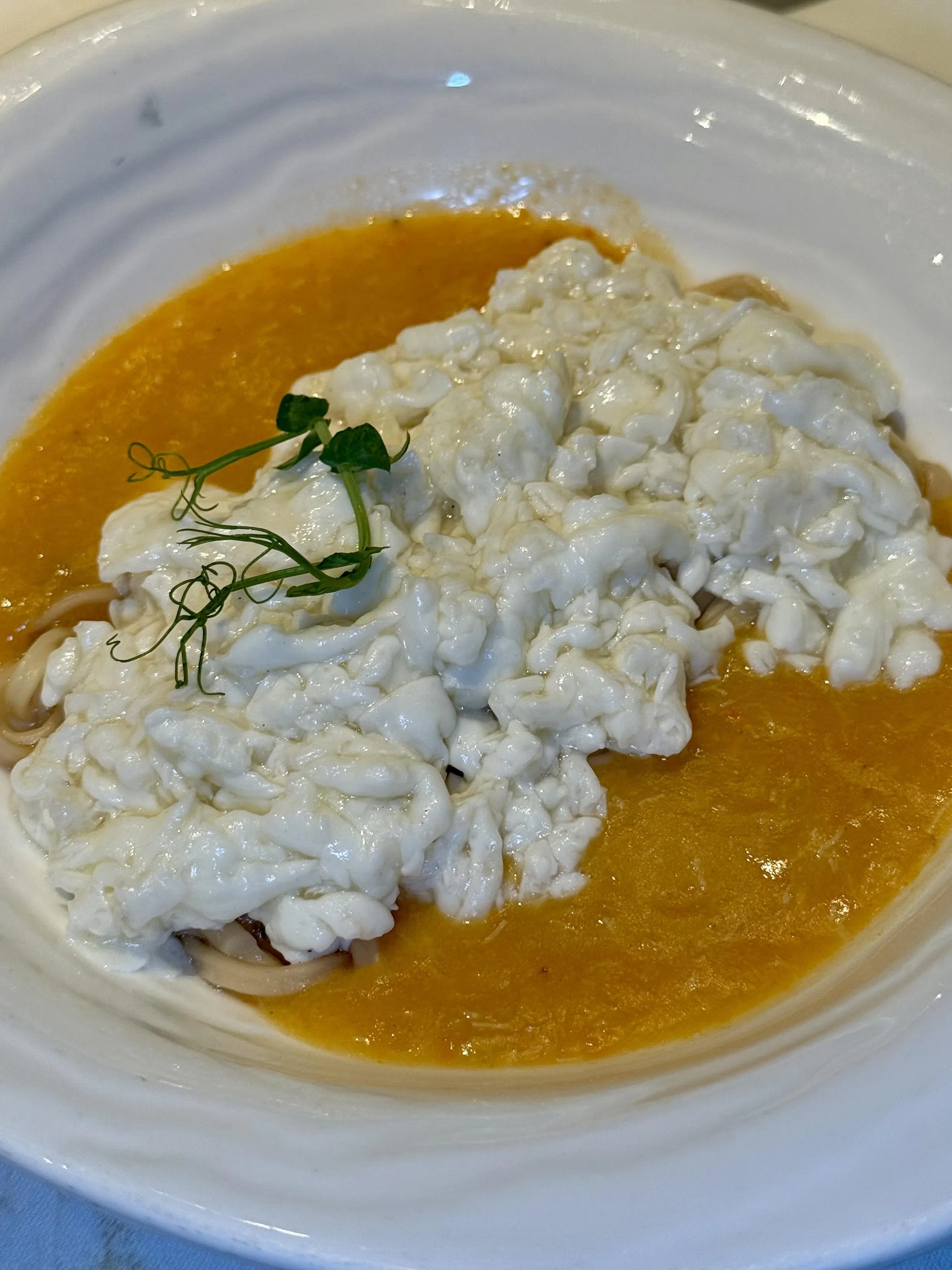 花雕蛋白蟹粉焖伊面，温润而饱足。（叶晓虹摄）