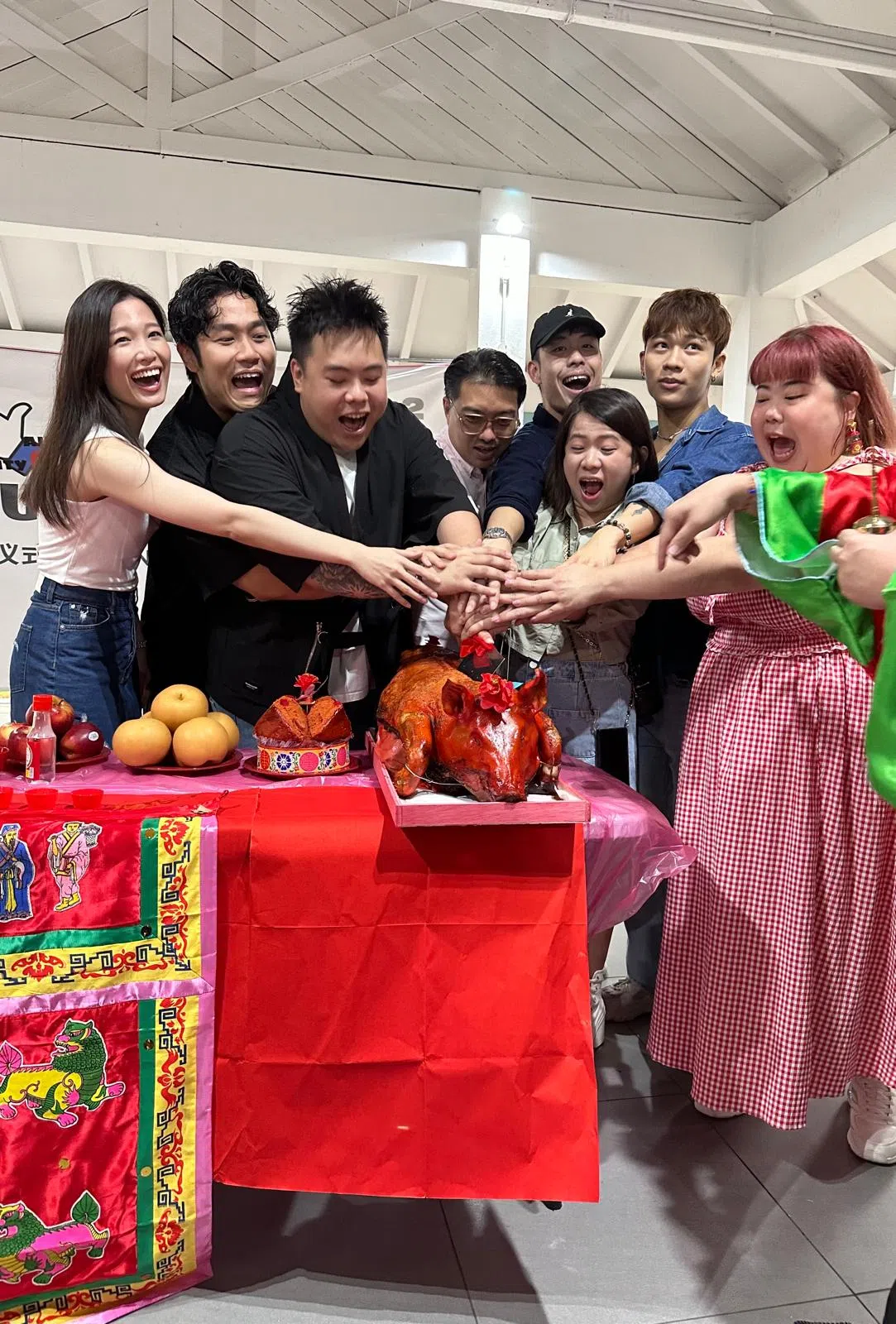 《Aunty当网红》11月4日在导演马一朵（左三）的妈妈家楼下举行开镜仪式。（mm2提供）