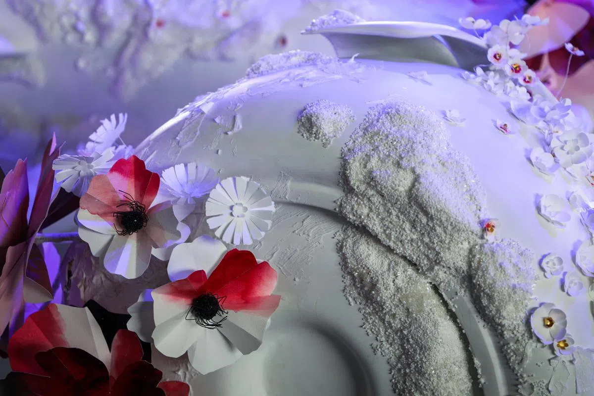 许恒梅团队在车身粘贴好几层米粒大小的珠子，只为做出苔藓的纹理。（林泽锐／摄）