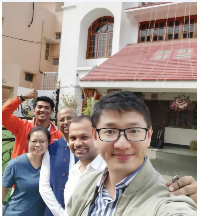 阿布舍克（右二）和父亲（中）带着新加坡同事参观他们在印度家乡的住处。（受访者提供）