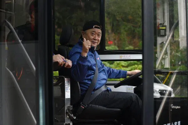 邰智源体验一日巴士司机的工作后，说工作并不简单。（互联网）