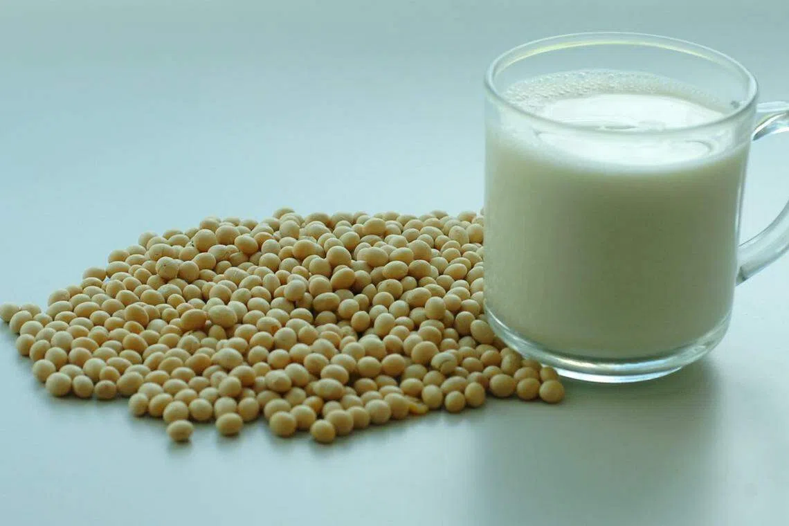 服用甲状腺激素时，要避免同时服用富含钙质的大豆制品，以降低对甲状腺激素吸收的干扰。（档案照）