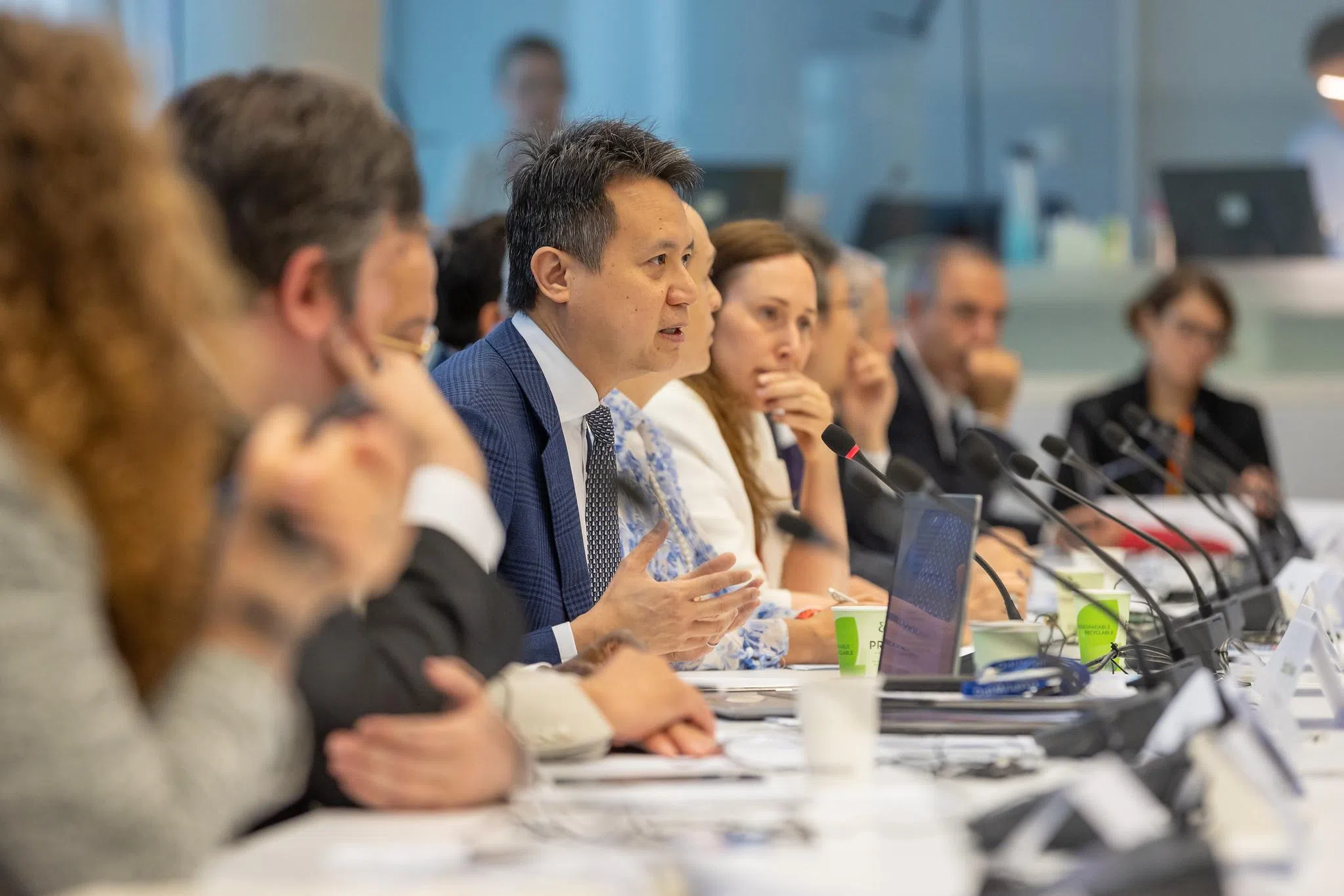 今年7月11日 ，邓鸿森（中）在日内瓦的第65届WIPO成员国大会接见60多家非政府组织代表，呼吁加强伙伴关系与合作。他这些年频密参与国际会议，在世界舞台上为新加坡发光。（联合国世界知识产权组织提供）