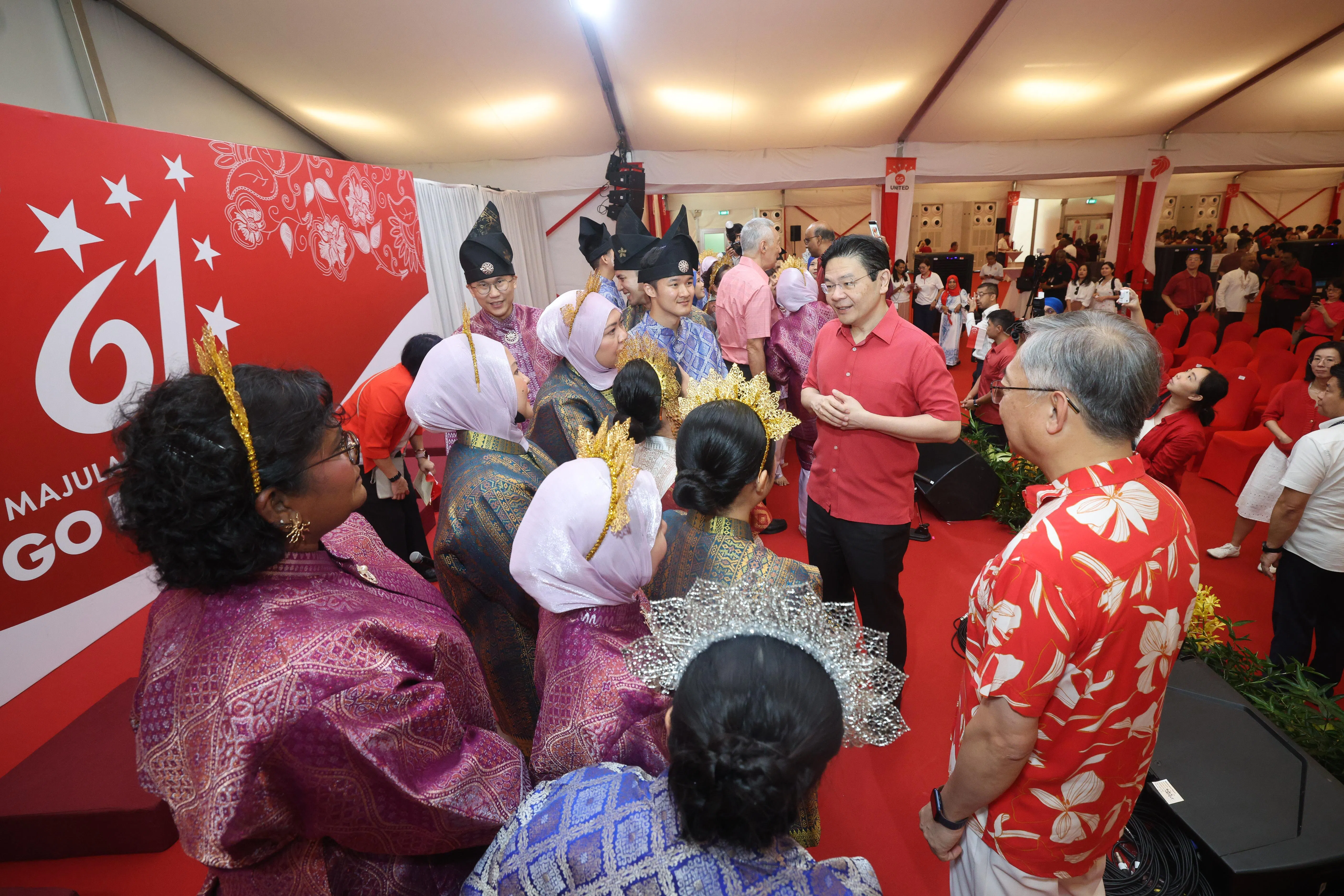 黄循财总理（右二）在国庆敬礼仪式后，与呈献马来传统歌谣合唱（Dikir Barat）的总检察署法律事务人员和检察官交流。（陈渊庄摄）