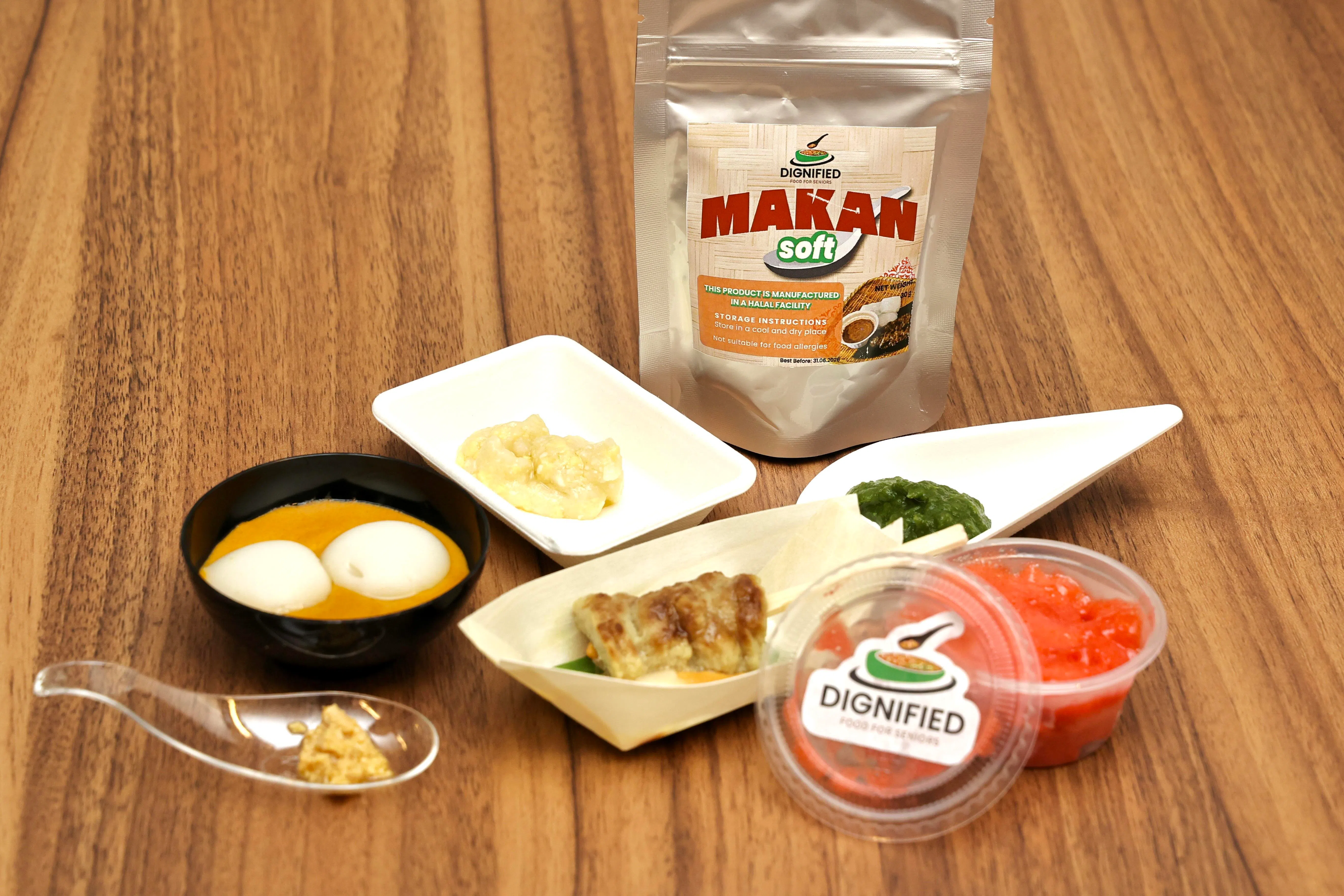 新工大用自主研发的食品质地改良剂MakanSoft，制成约50种食物，包括鸡饭、菜头粿、咖喱鱼丸等本地美食。（周国威摄）