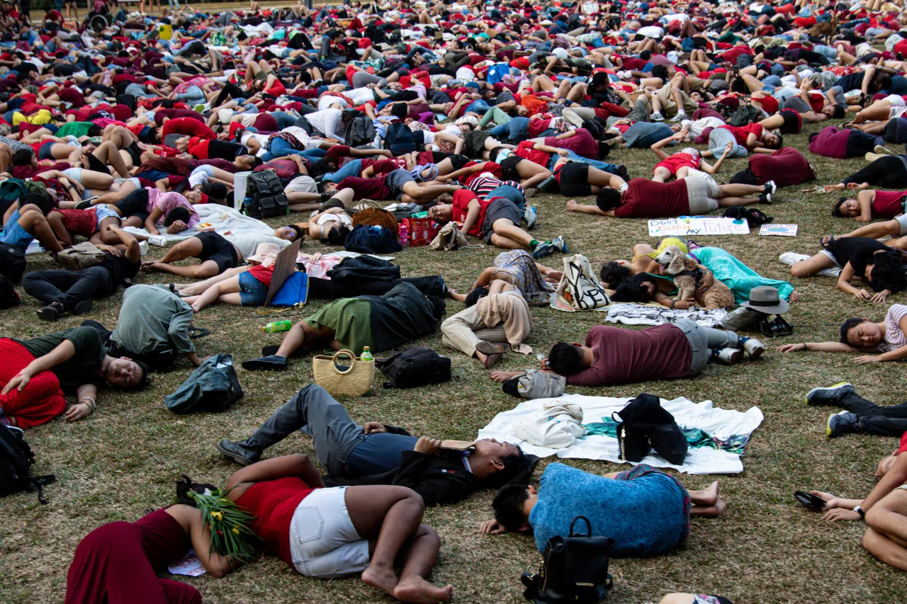 2019年9月21日，2000多人在芳林公园演说角落躺地“装死”，呼吁拯救地球。（关俊威摄）