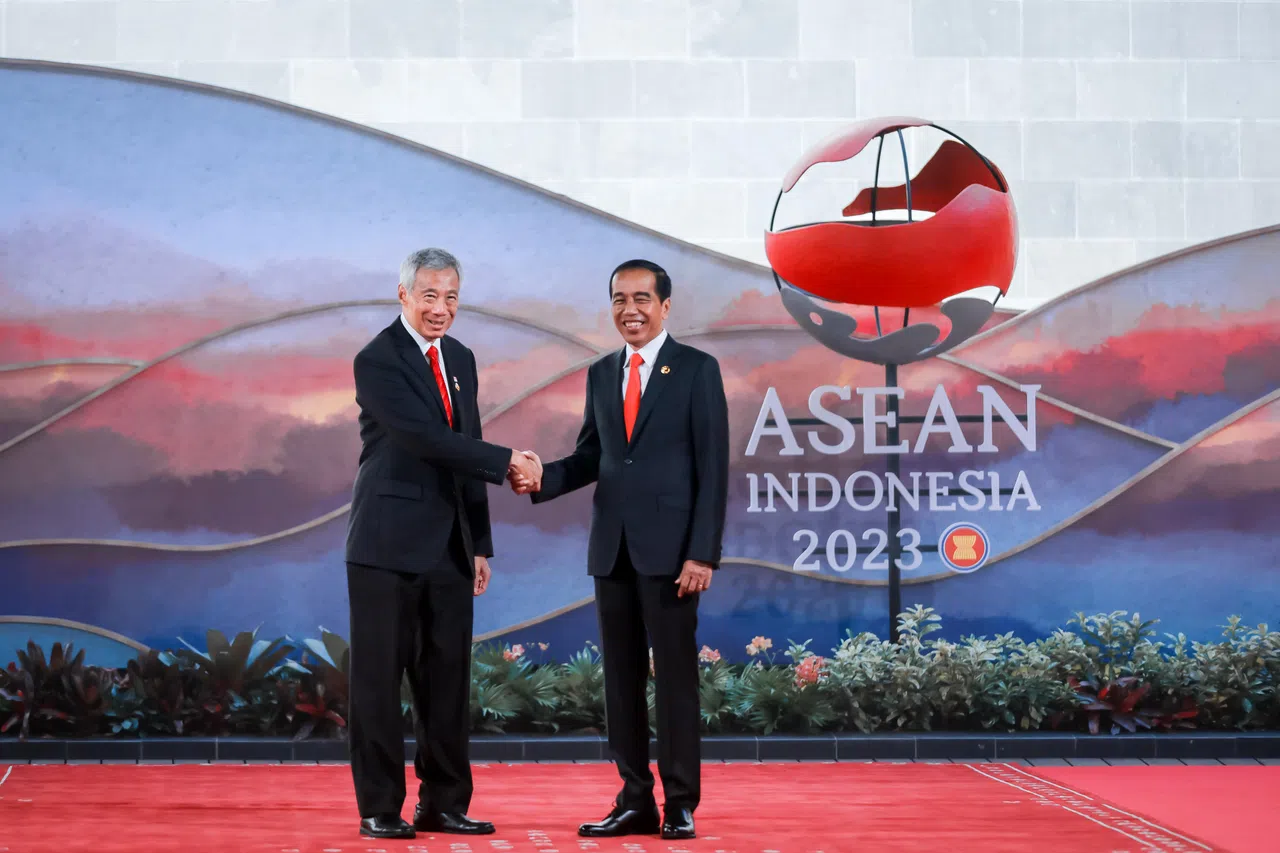 李显龙总理（左）在第42届亚细安峰会开幕式上受到东道主印度尼西亚总统佐科（右）的迎接。（海峡时报）