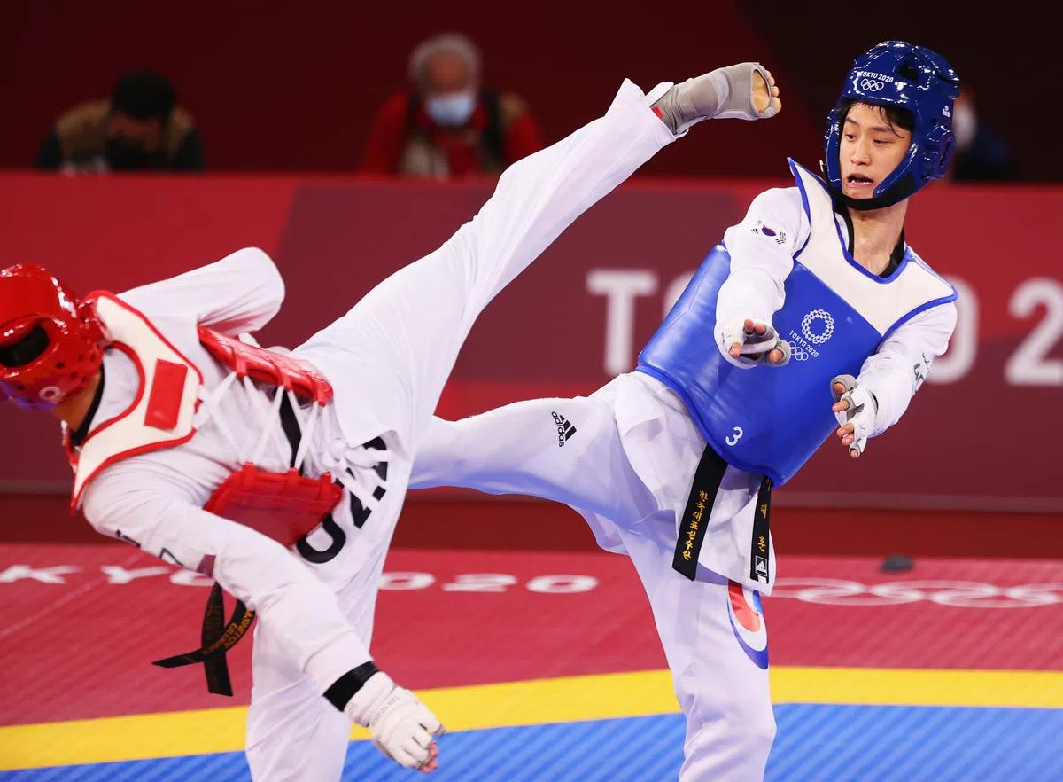 世界第一的李大勋（右）在第一场比赛意外不敌乌兹别克黑马拉希托夫。（路透社）