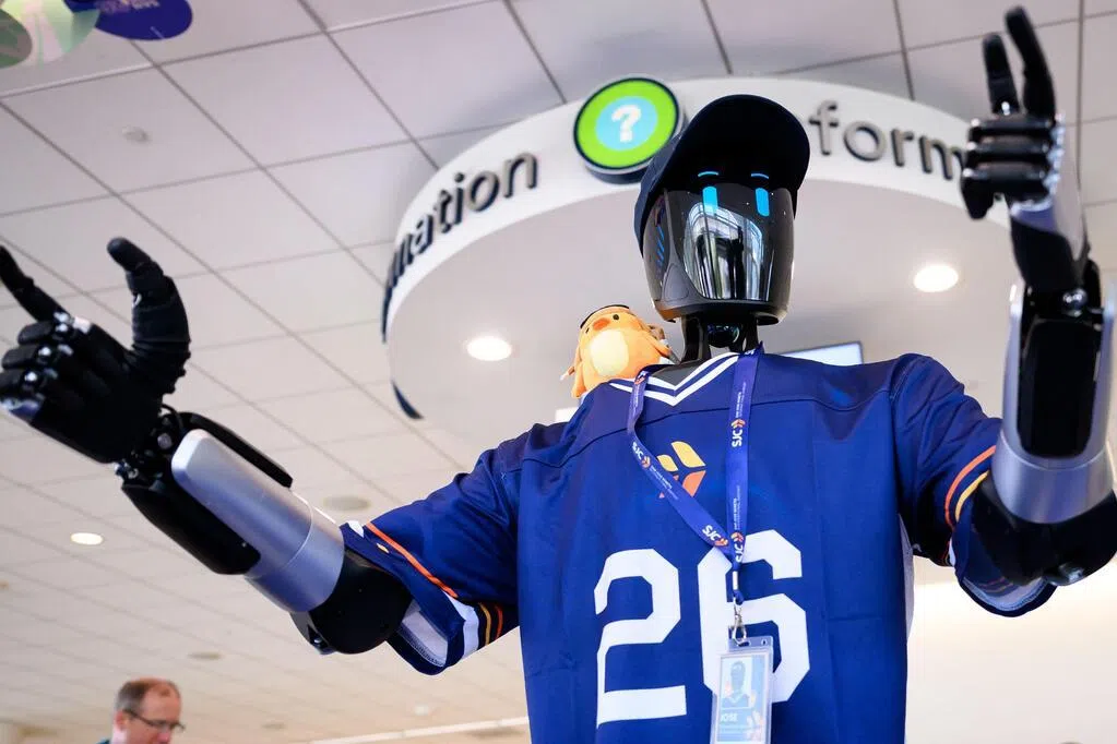 随着人工智能（AI）技术一日千里，美国民众对人工智能的担忧与反对情绪明显上升。最新民调显示，超过半数的美国人认为AI将对日常生活造成伤害，更有高达七成民众担心AI会夺走就业机会。