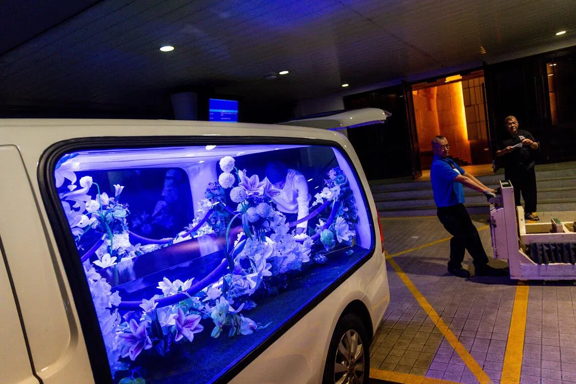 遗体在夜幕低垂时以灵车送往万礼火化场，预订在晚上7时45分火化。（叶振忠摄）