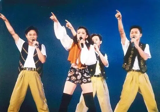 草蜢虽然在新秀歌唱大赛中落败，却获梅艳芳（中）赏识，邀作1985年香港演唱会的舞伴，因而改变了他们的命运。（互联网）