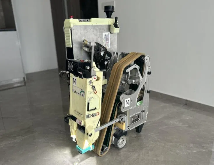 新建工程在2024年引入瓷砖填缝机器人，比起传统人工完成作业，生产力提升约40%。（新建工程提供）