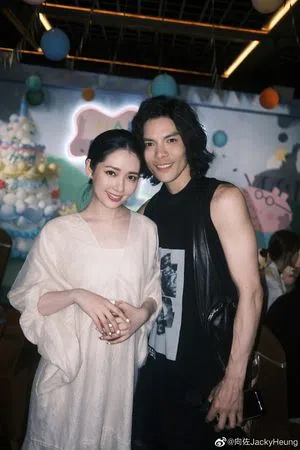 郭碧婷（左）和向佐走过婚变危机。（互联网）