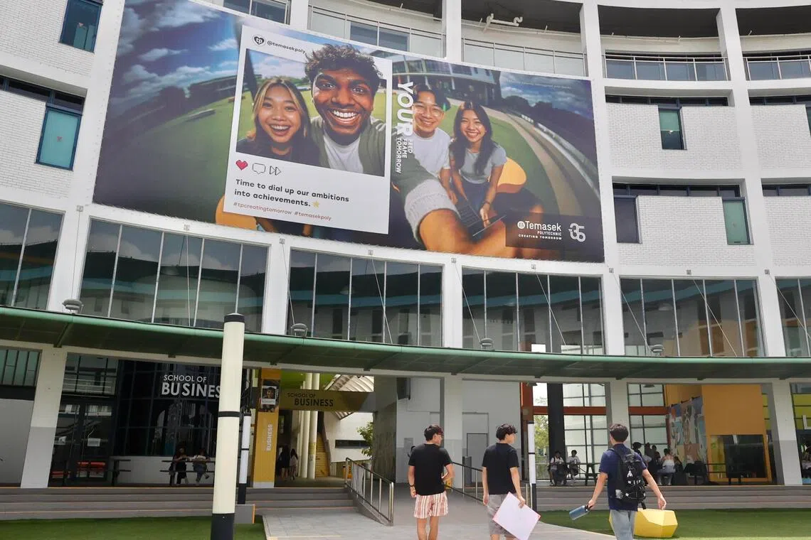 淡马锡理工学院生成一系列学生群像海报，挂在校园内宣传。（邬福梁摄）