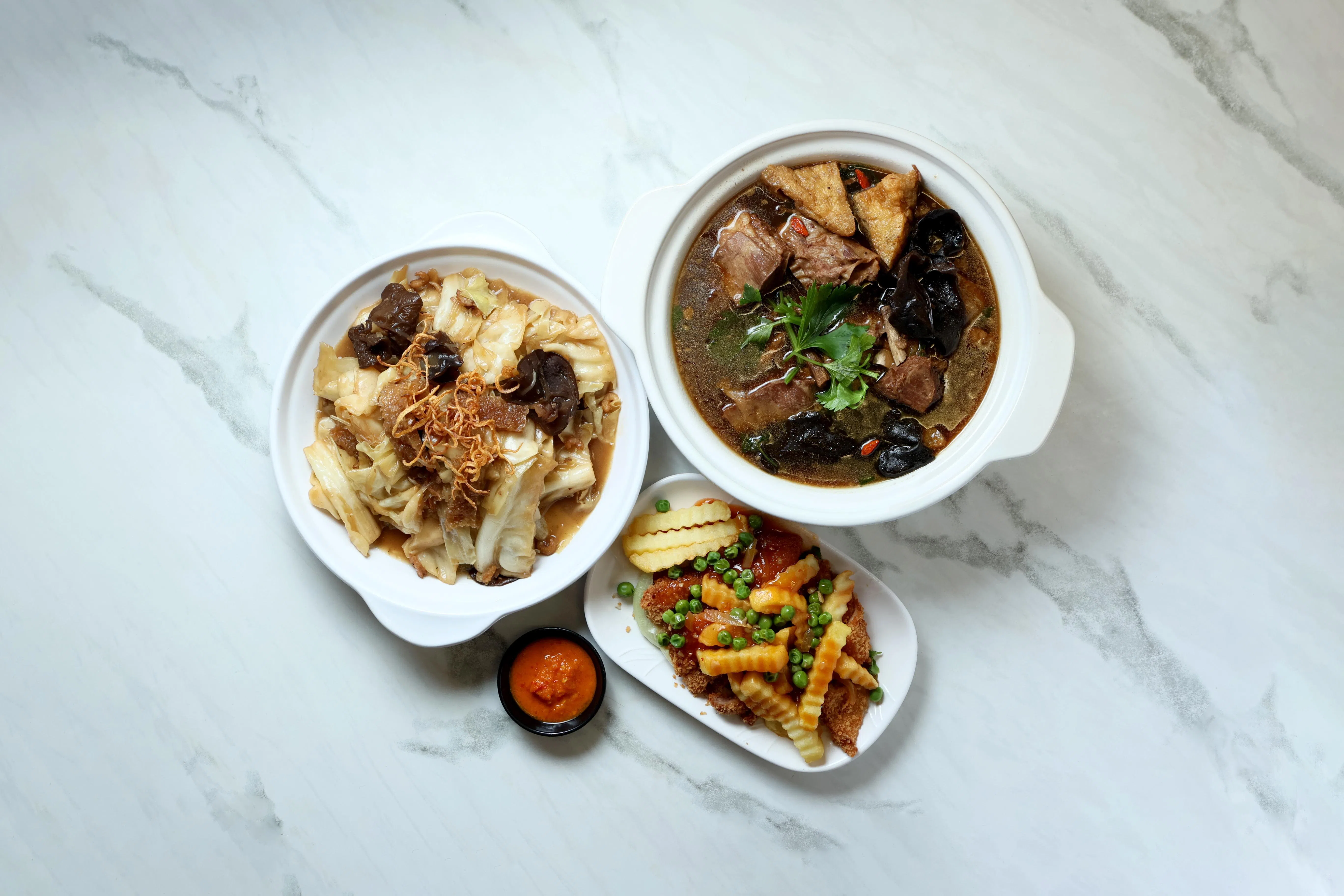 新瑞记鸡饭应海南乡亲要求，也供应海南炸猪扒、杂菜和羊肉汤等。（龙国雄摄）