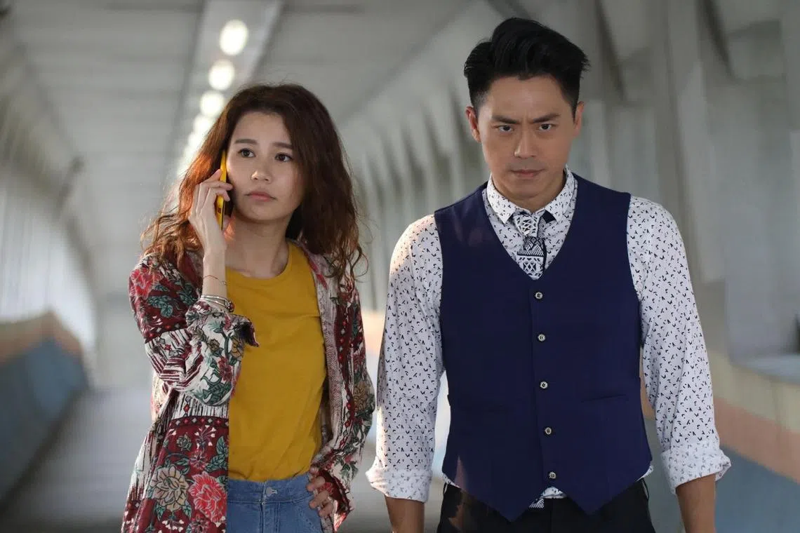 黄翠如（左）和森美（右）在《过街英雄》原是女警和八卦杂志记者，失业后成为欢喜冤家。（剧照／互联网）