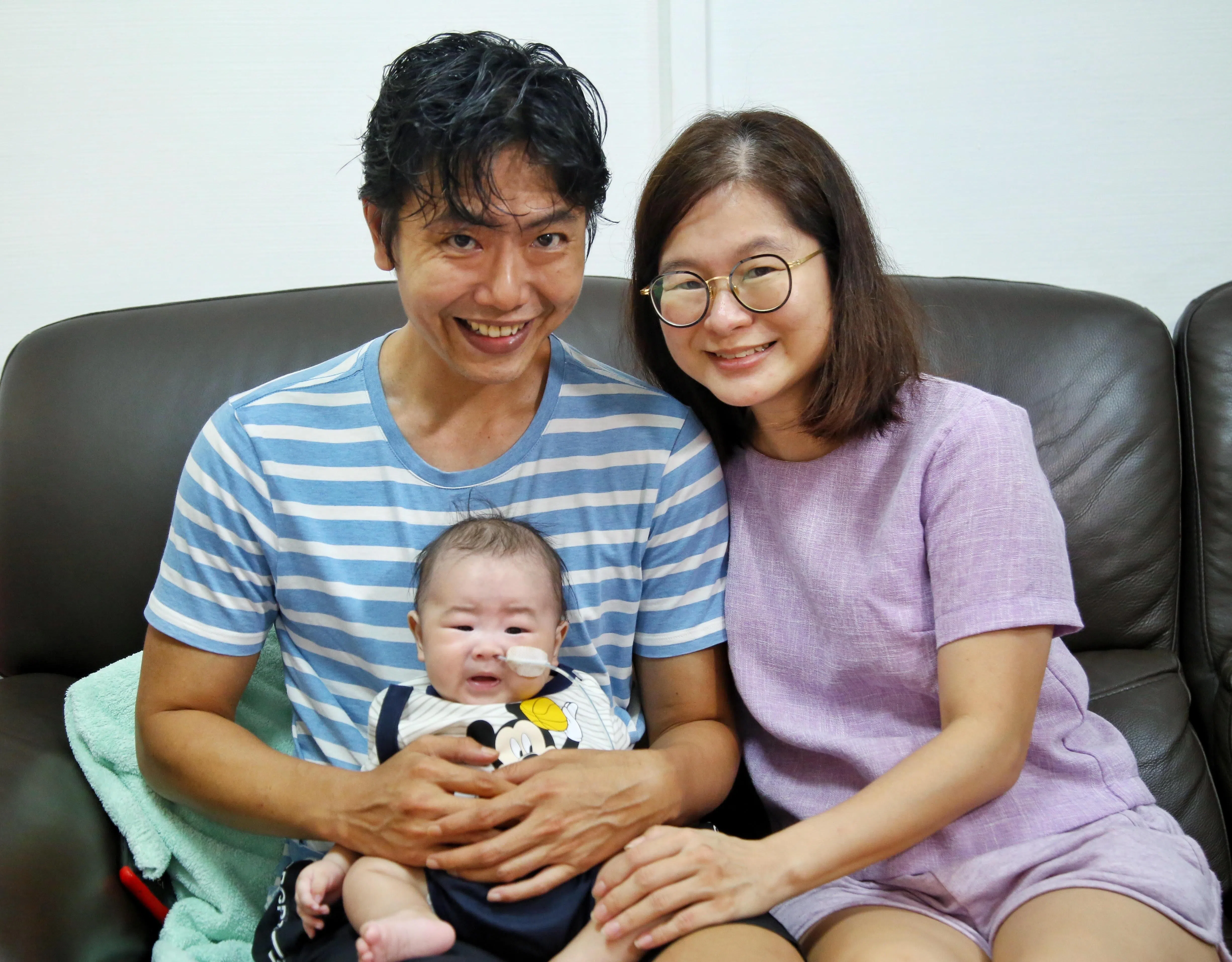 彦喆的母亲张绮恩和父亲王梓全，在受访时形容自己这些天的情绪宛如坐云霄飞车，从知道药价时的绝望，到看到众筹款项一点一滴筹集，忧虑、难过、激动和感恩的情绪不断交织，激动的心情无法平复。（特约陈福洲摄）