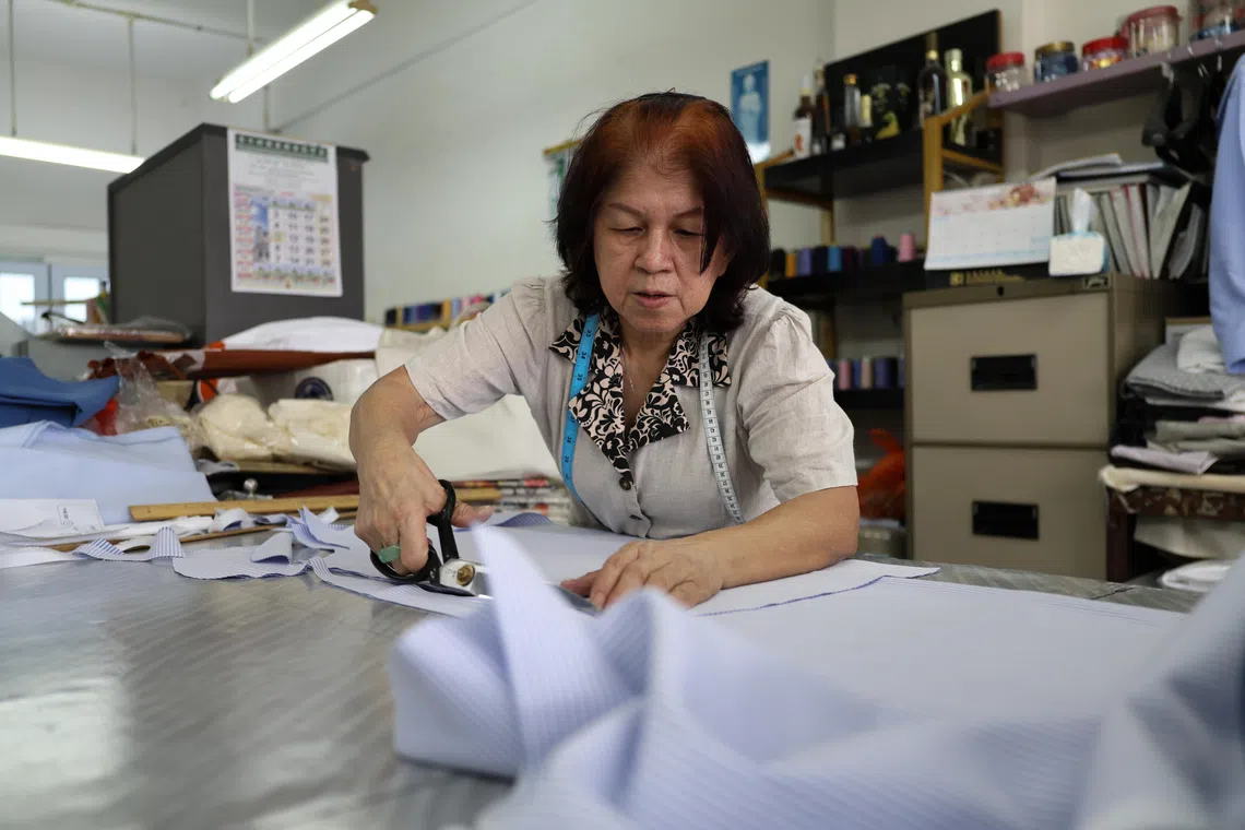 14岁离乡背井到新加坡学艺，从学徒做起的张亚妹，1982年年拥开设自己的制衣厂。（关俊威摄）