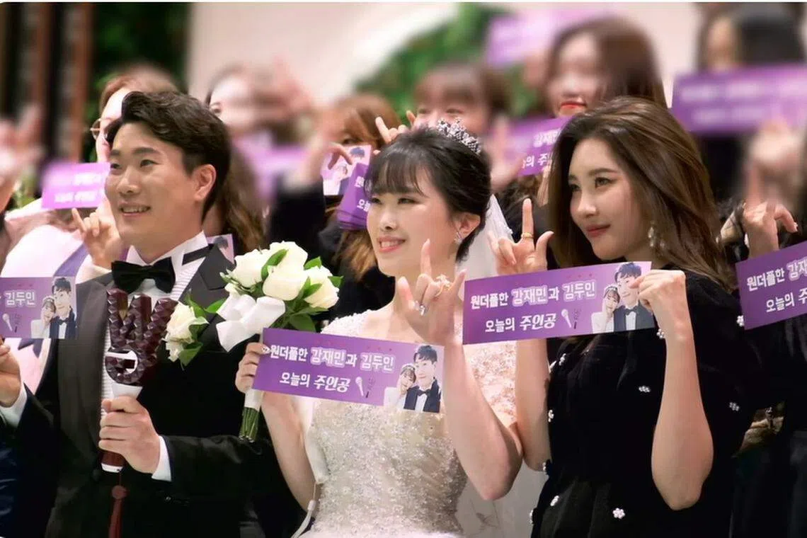 韩星Sunmi（右）惊喜亮相粉丝的婚礼。（视频载图）