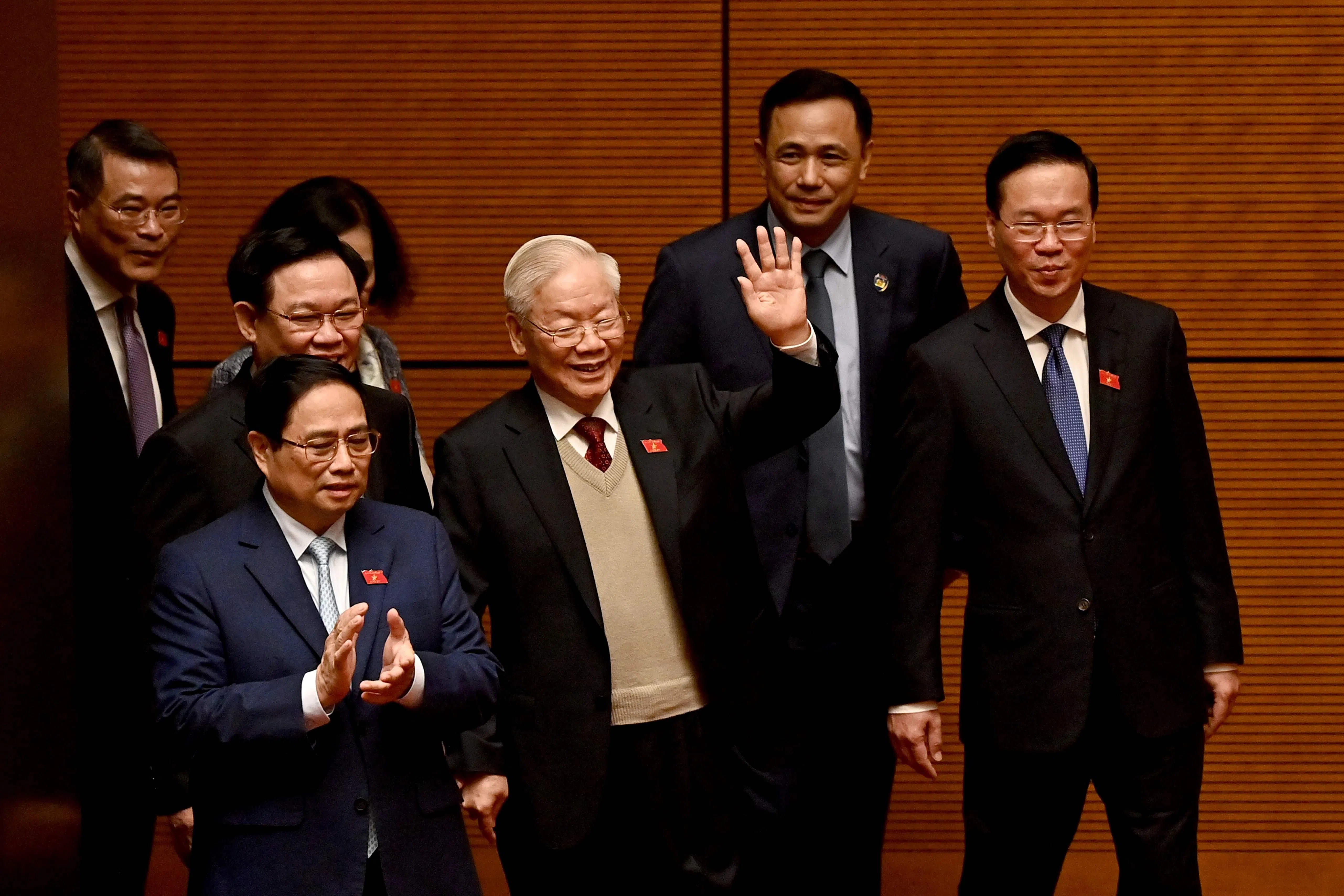 越南总理范明政（前排左起）、越共中央总书记阮富仲和时任国家主席武文赏出席今年1月15日的国会会议。阮富仲2021年打破党章，第三次当选总书记后，他无疑是越南政坛大权在握的领导人。（法新社）