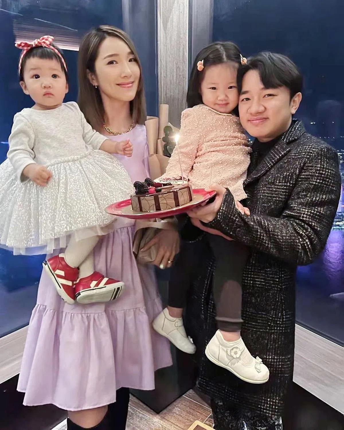 王祖蓝（右一）、李亚男（左二）夫妇和两个女儿组成幸福家庭。（IG）