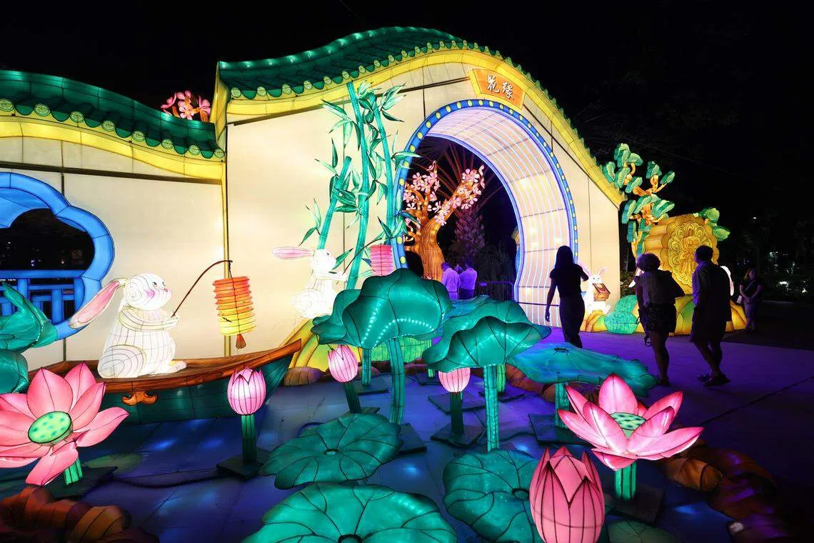 “花缘”灯组中展示传统的华族文化象征，如莲花和竹子等。（邝启聪摄）