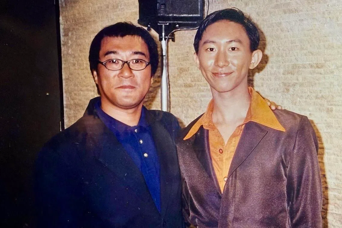 黄伟深（右）1997年参加新加坡滚石唱片举办的“Rock Music Festival”音乐节摘下演唱组冠军，李宗盛（左）是音乐节的评审之一。（受访者提供）