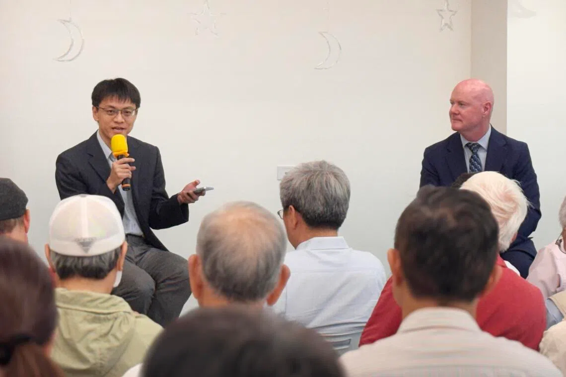 与绿营关系密切的台湾励志协会，5月26日举办“美、台、中战略平衡”国际座谈会，邀请美国前国安官员、传统基金会资深研究员叶望辉（台上右）与东吴大学政治系副教授陈方隅（台上左）对谈。（缪宗翰摄）