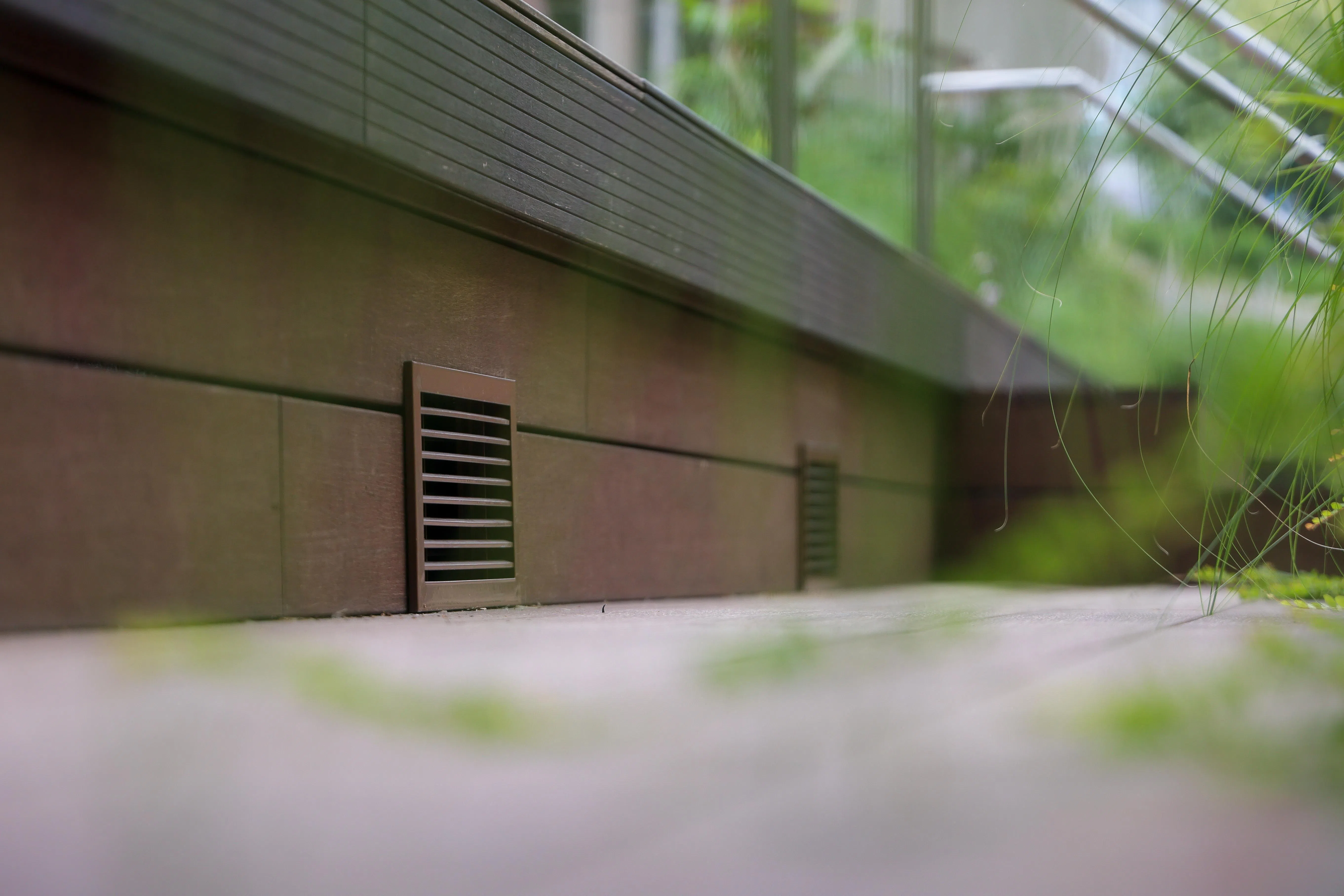 花园景观露台采用创新降温系统（Airbitat），在可充当座位的阶台设有出风孔，让公众在露台区活动或观赏节目时，也能感受一丝凉意。（张俊杰摄）