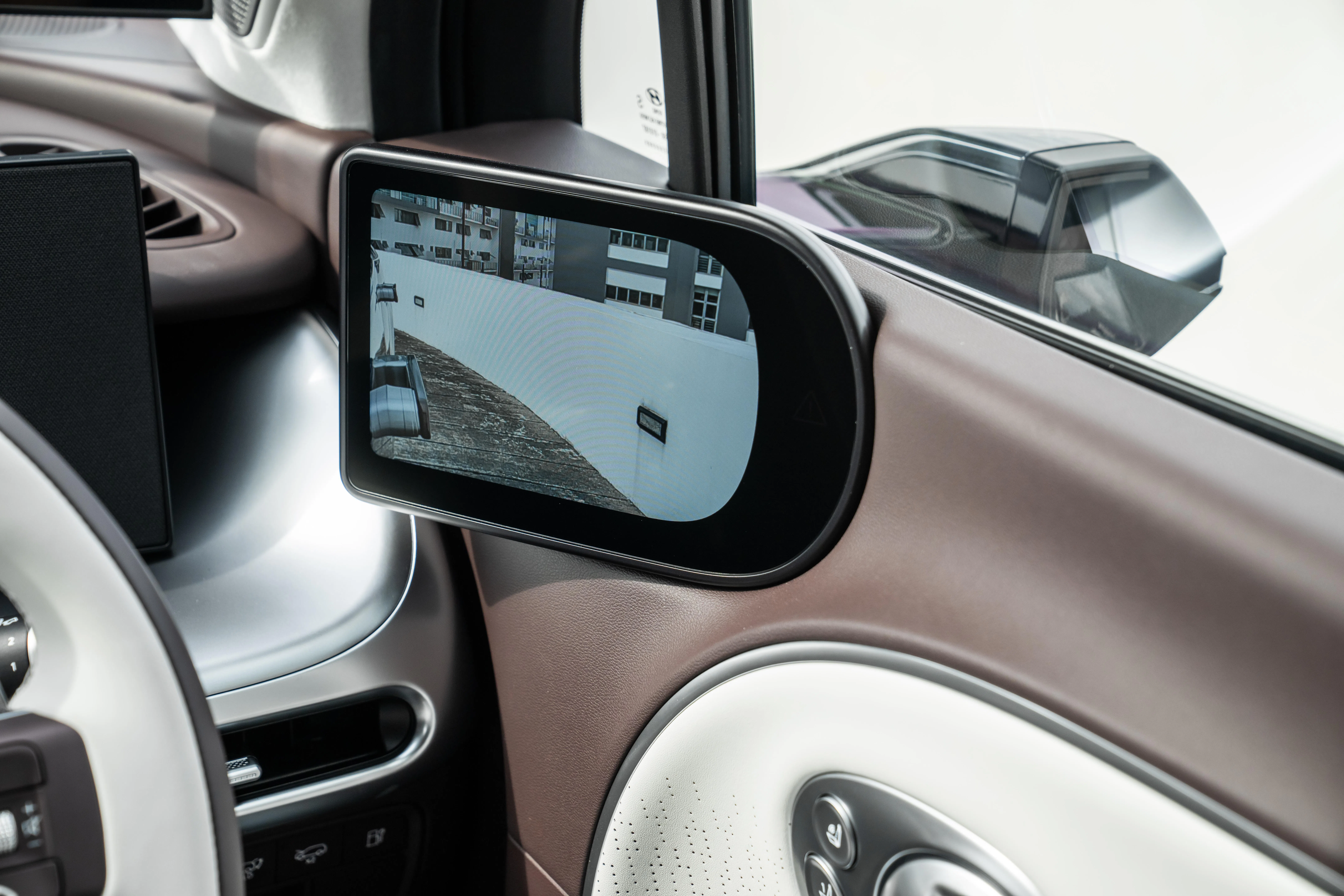 靠窗左右两侧各有一个小面板，可以清楚呈现后视摄像头画面。（车商提供）