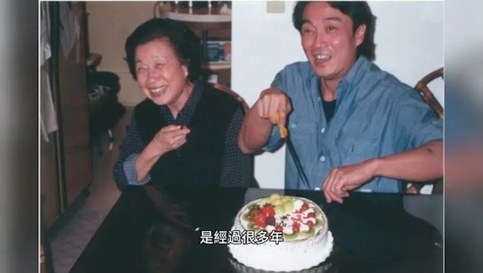 刘松仁（右）和母亲的开心时刻，但他坦承过去对待母亲，不曾考虑她的感受。（视频截图）